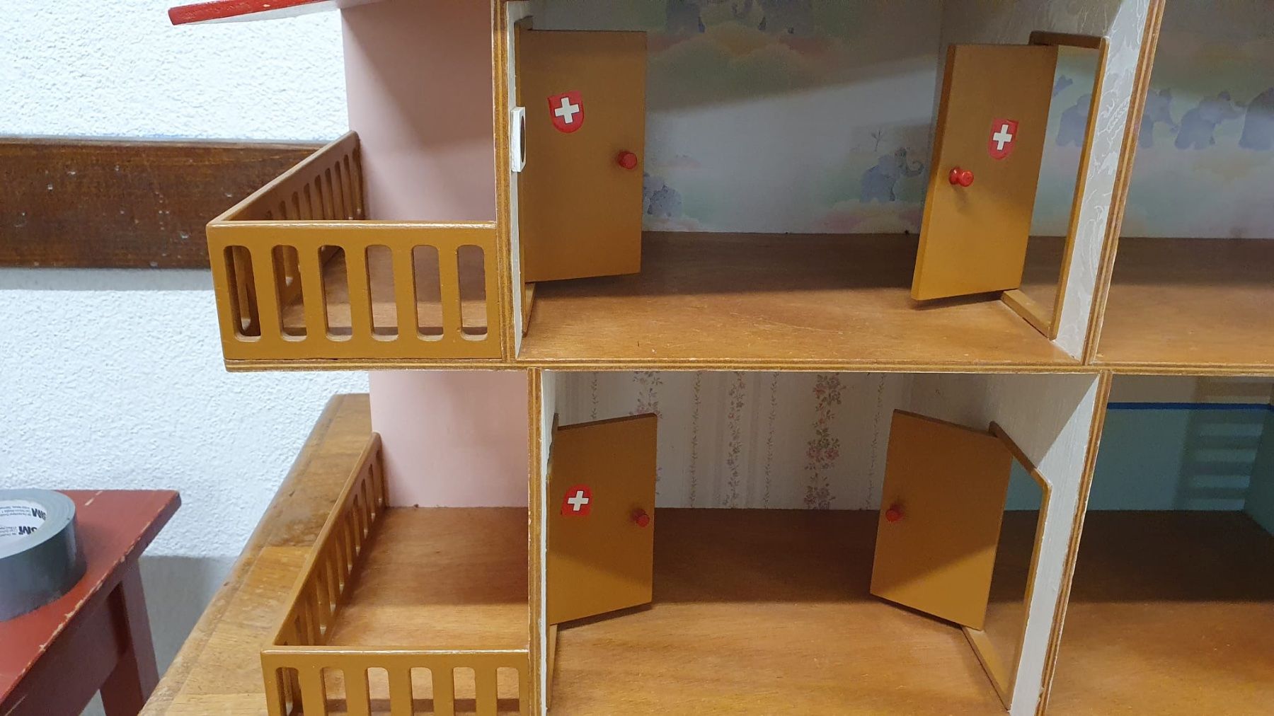 Case e mobili per bambole: PUPPENHAUS AUS HOLZ – Usato da Dietikon venduto da brocki-eyra 1