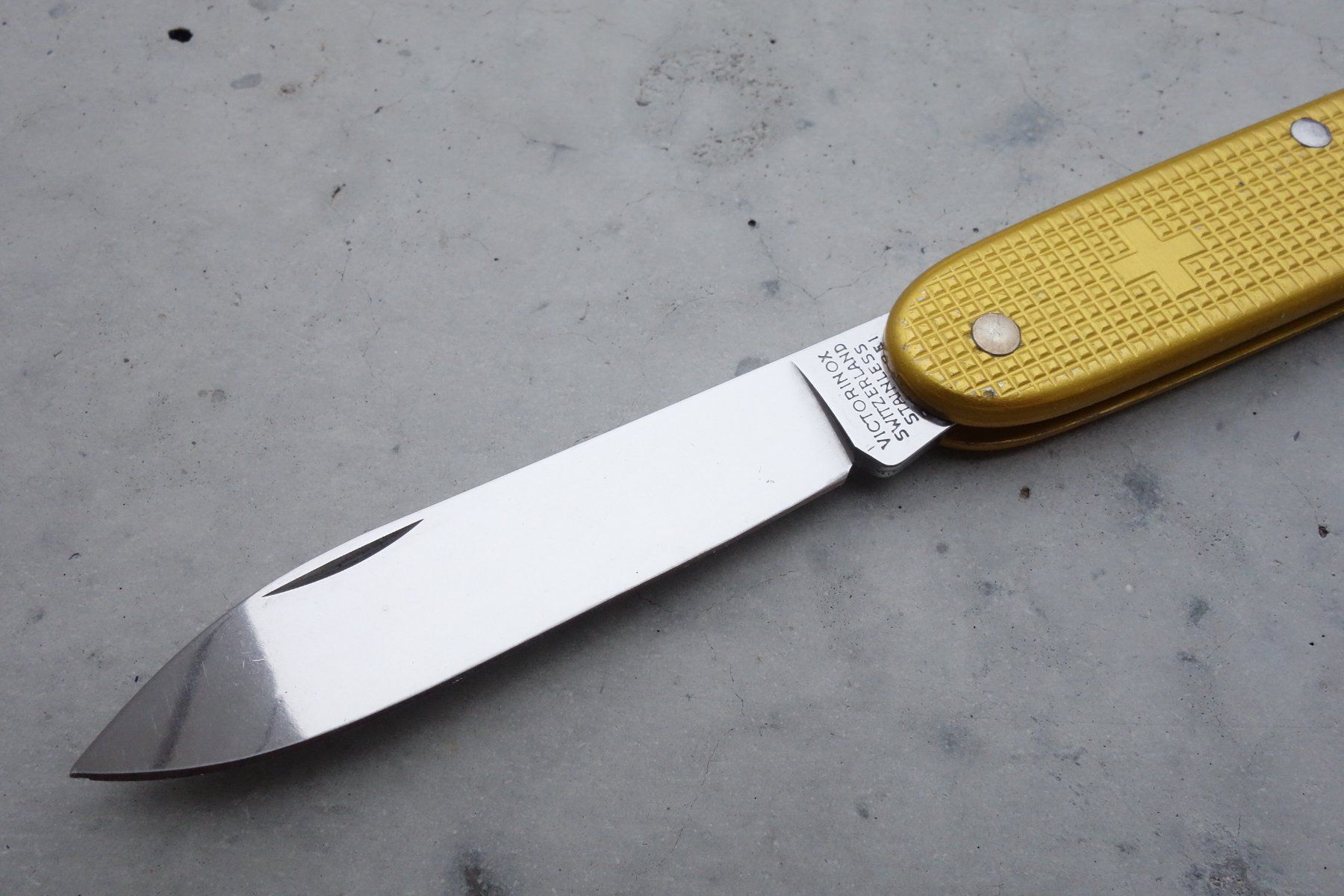 Victorinox Coltelli tascabile: Victorinox Alox Old Cross Sackmesser Bugnard gold – Usato da St. Gallen venduto da 8201 3