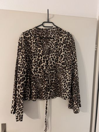 Leichte Bluse mit Leo-Muster, ideal für den Sommer!