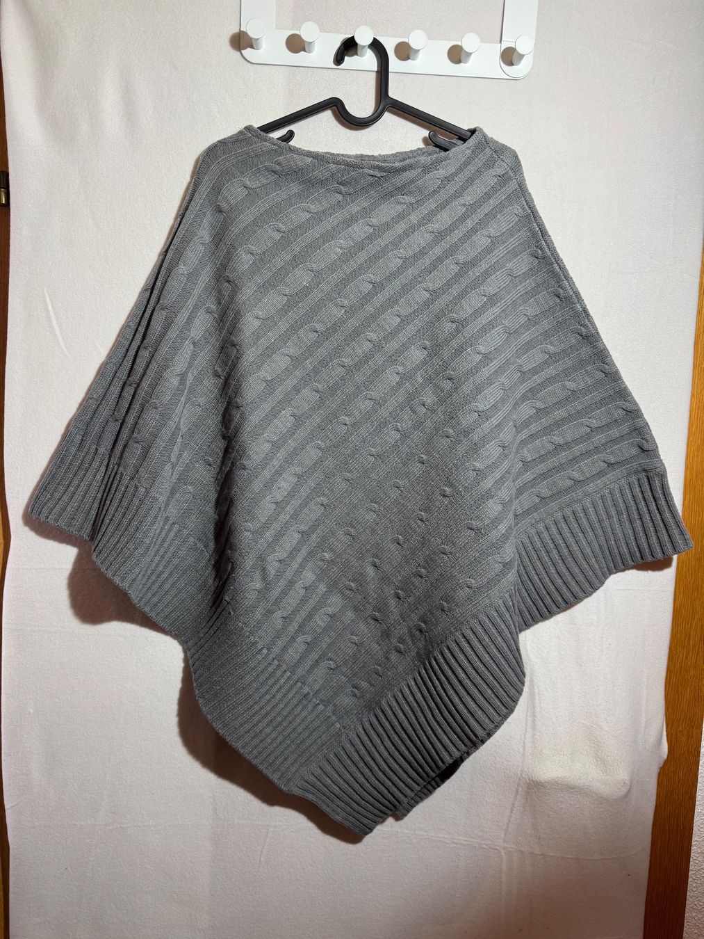Sonstige Damenmode: Warmer dunkelgrauer Poncho – Gebraucht aus Grosswangen von second_hand_dress