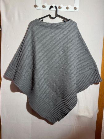 Warmer dunkelgrauer Poncho