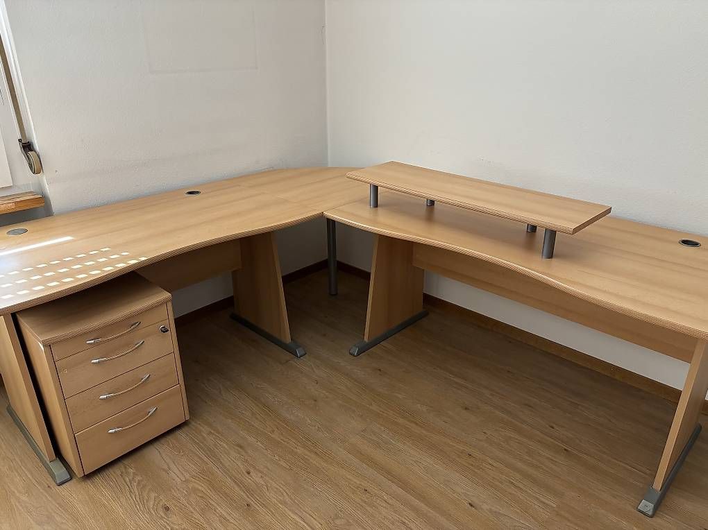 Scrivanie: Grosser Bürotisch mit Schubladenelement – Usato da Oberdiessbach venduto da ahoj1
