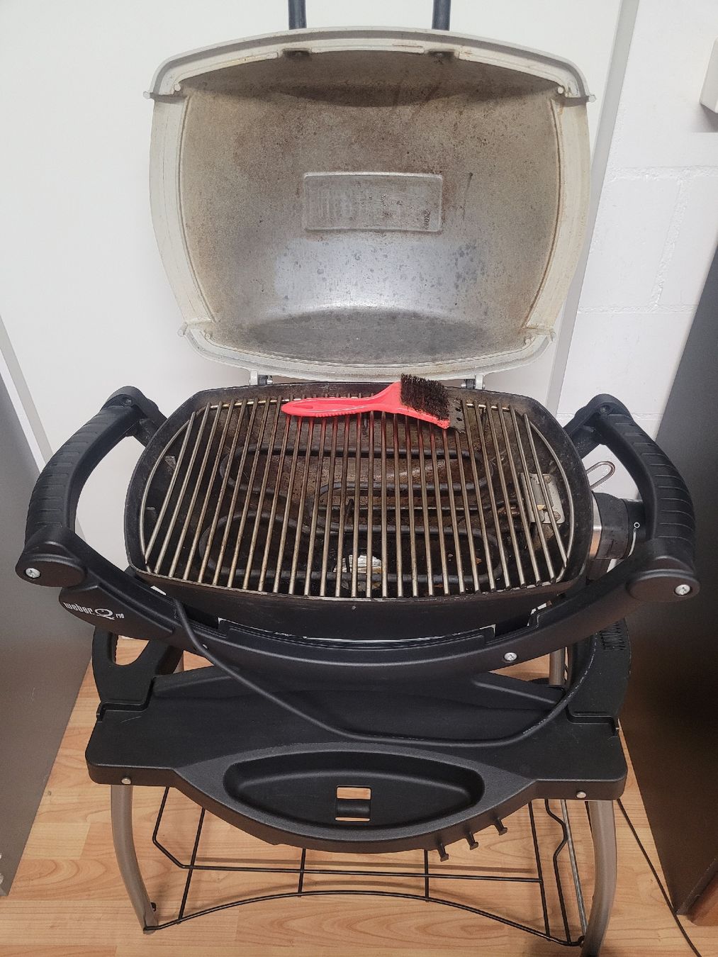 Griglie: Weber Q 140 Grill mit Untergestell gebraucht – Usato da Birmenstorf AG venduto da Holly81 1