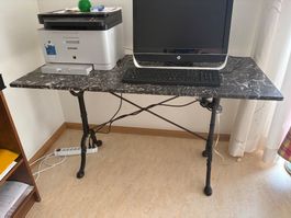 Schwarzer Marmor Schreibtisch mit schmiedeeisernen Beinen...