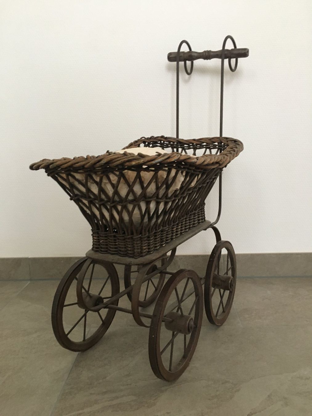 Carrozzine per bambole: Antiker Puppenwagen – Usato da Basel venduto da Lancer4