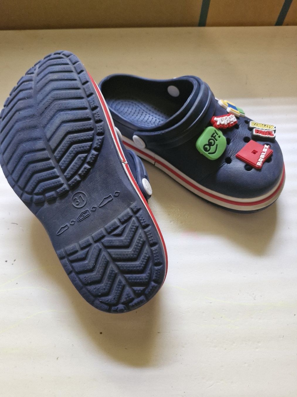Scarpe per ragazzi: Clogs Grösse 31 dunkelblau mit Roblox-Anhängern – Usato da ebmatingen venduto da wady25x26x 2