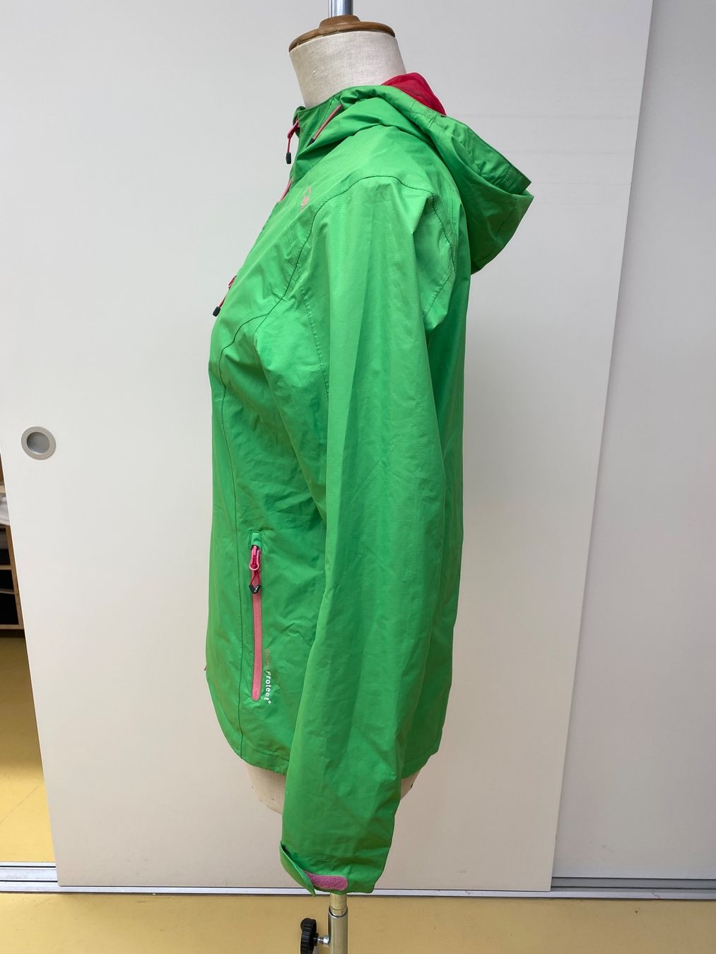 CMP Giacche: CMP grüne Damen Regenjacke Gr. 40 – Usato da Kilchberg ZH venduto da lin_9p9m 2