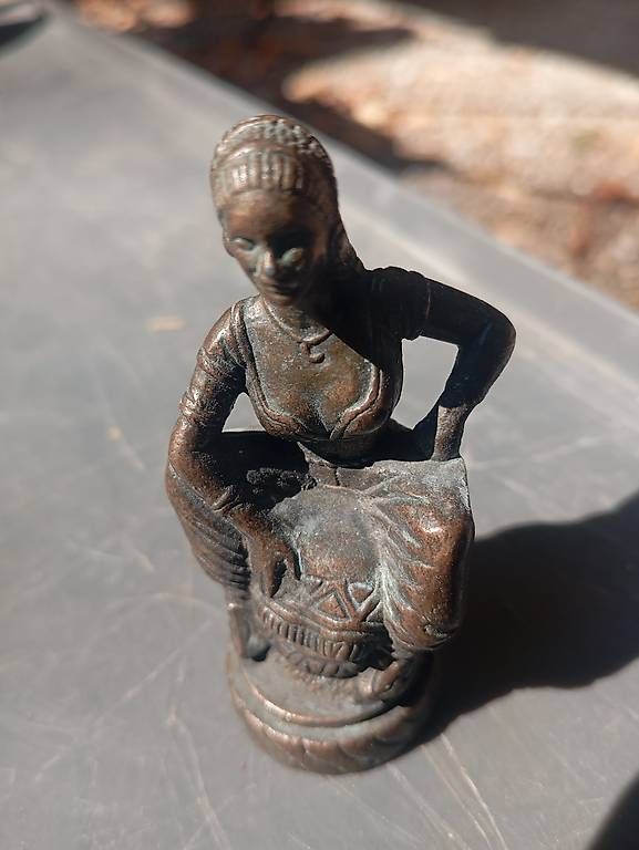 Figuren: Bronzefigur Frau sitzend mit Korb antike Dekoration – Gebraucht aus Basel von Petergunn