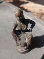 Bronzefigur Frau sitzend mit Korb antike Dekoration