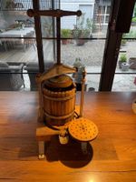 schöne alte Trauben/ Mostpresse