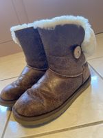 Braune UGG Boots mit Knopf, Grösse 38 - Ideal für Winter!