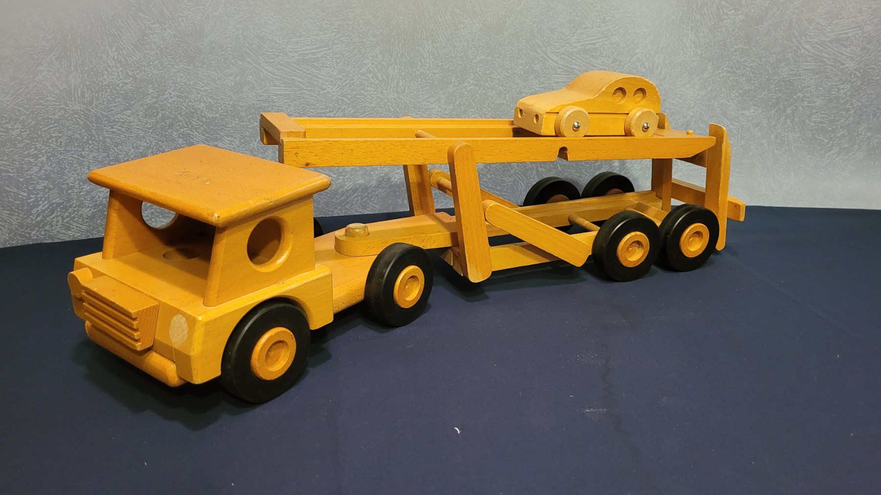 Spielzeuge: Spielzeug-Lastwagen aus Holz – Gebraucht aus Uster von gurust