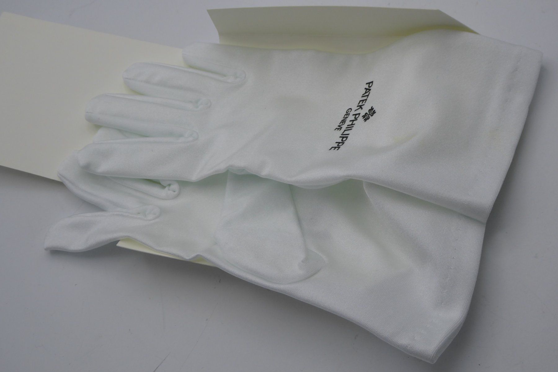 Patek Philippe Guanti & manicotti: Patek philippe gloves white color M Size stretch – Nuovo e nell'imballaggio originale da Geneve venduto da adr_xk6n 2