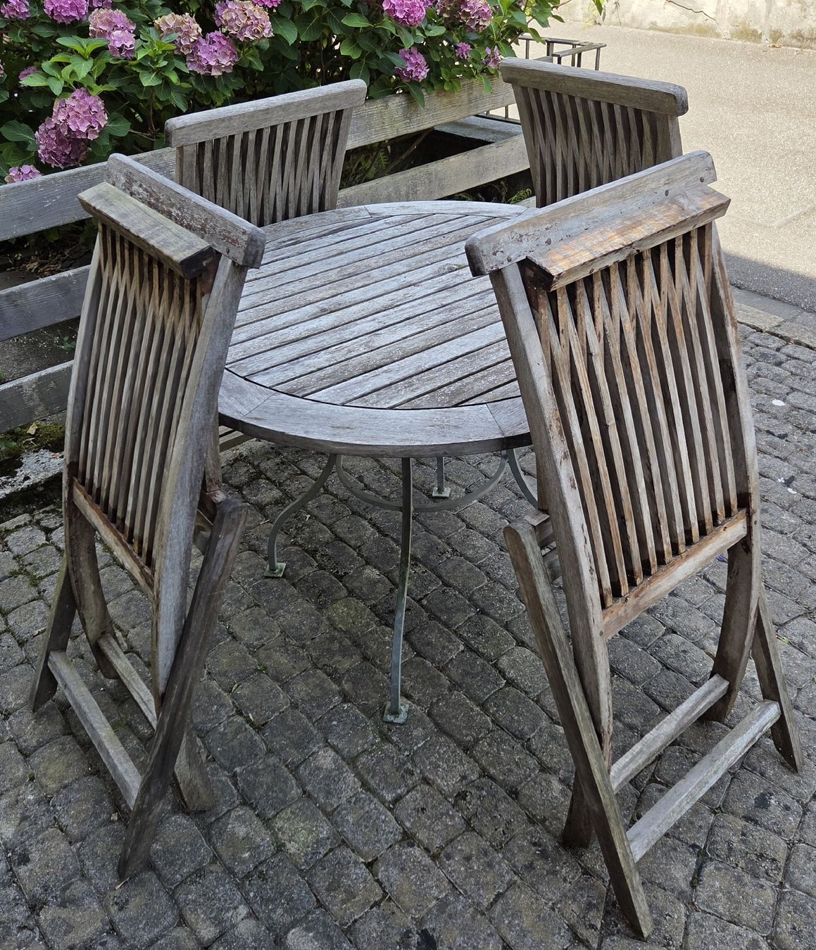 Tische: Teakholz Gartentisch mit 4 klappbaren Stühlen – Gebraucht aus Klingnau von Groofty69 1