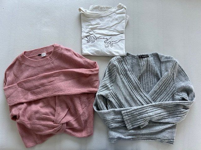 Lotti & Set di vestiti: Diverse Mädchen Pulli Grösse S (2x M) – Usato da Wangen ZH venduto da Fruti4ric 1