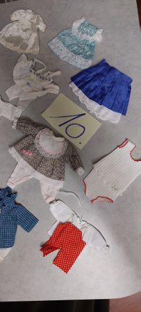 viele kleine Puppenkleidchen