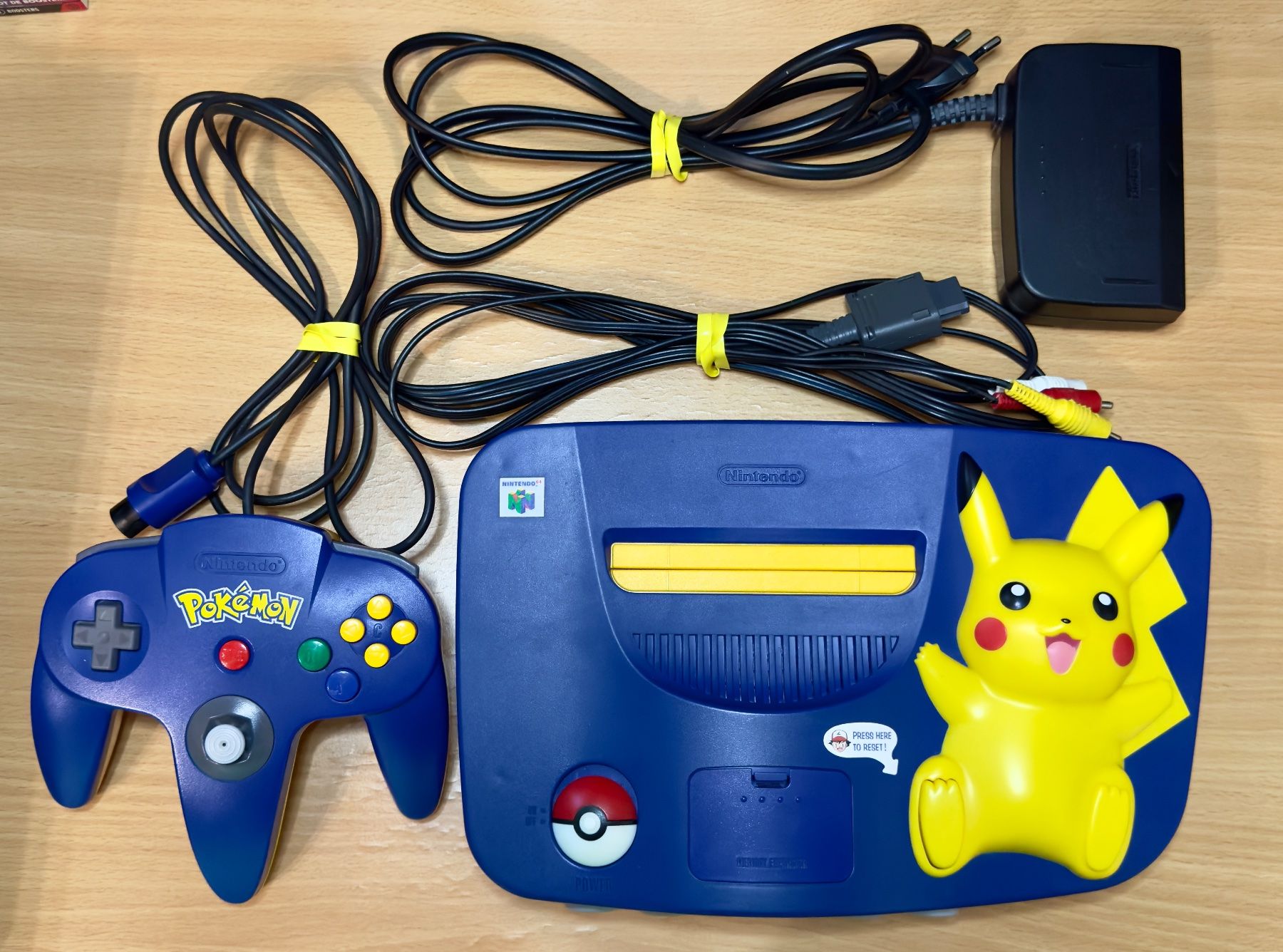 Nintendo Consoles: Pikachu Nintendo 64 Pokémon + Manette + Câbles – D'occasion à Chézard-St-Martin par Kro_Cards