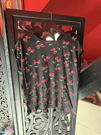 Rock Rebel  Kurzarm Shirt mit Totenkopfkirschen 