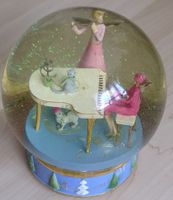 Wunderschöne Musik Spieluhr Schneekugel - Winterzauber