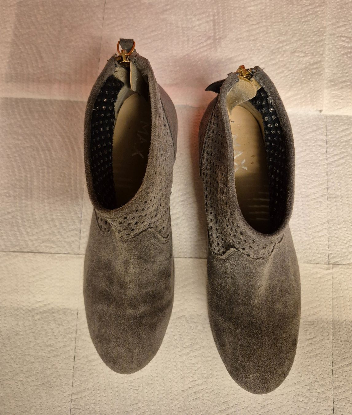 Scarpe da donna: Graue Wildleder-Stiefeletten mit Lochmuster Gr. 38 MAX – Usato da Zürich venduto da Roberto040 2