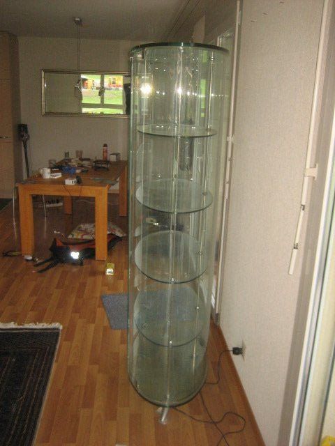 Vitrinen: Glasvitrine oval mit Ablagen – Gebraucht aus Winterthur von pf02 3