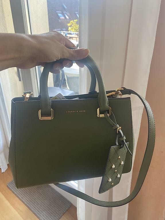 Taschen für Damen: Charles & Keith Handtasche – Neu und originalverpackt aus Zürich von SerainaVon