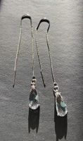 Longues boucles argentées à cabochon de verre transparent