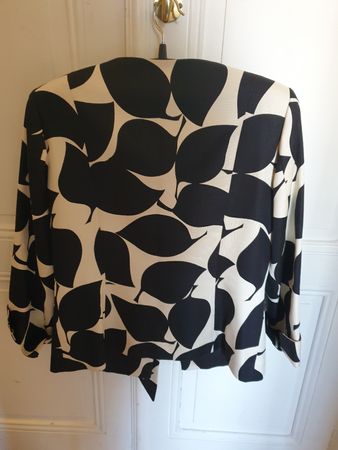 Veste élégante à motifs feuilles. Printemps, automne