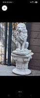 2 Löwenstatuen mit Säule