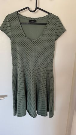 Olivgrünes Sommerkleid mit Muster, Grösse 38
