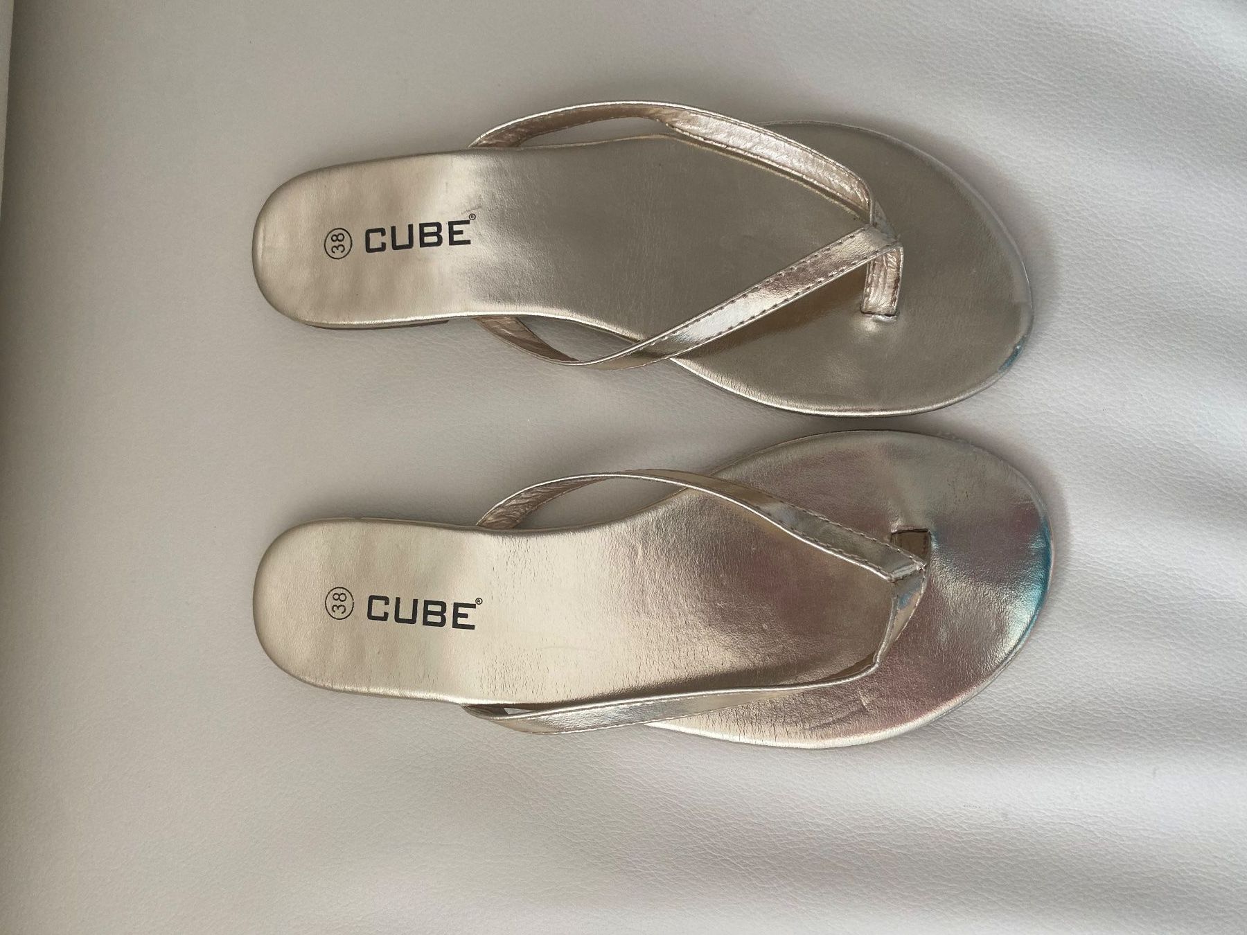 Cube Scarpe da donna: SUMMERTIME - stylische/edle CUBE Flip-Flops, gold, 38 – Usato da Winkel venduto da ferrari2022