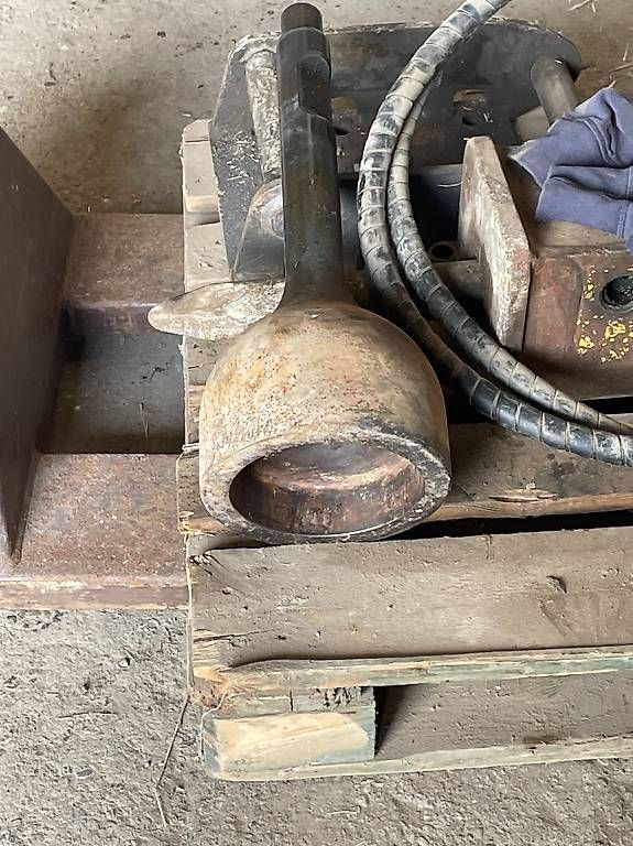 Excavateurs: Hydraulik Abbauhammer mit Rammglocke – D'occasion à Kloten par Ufa0