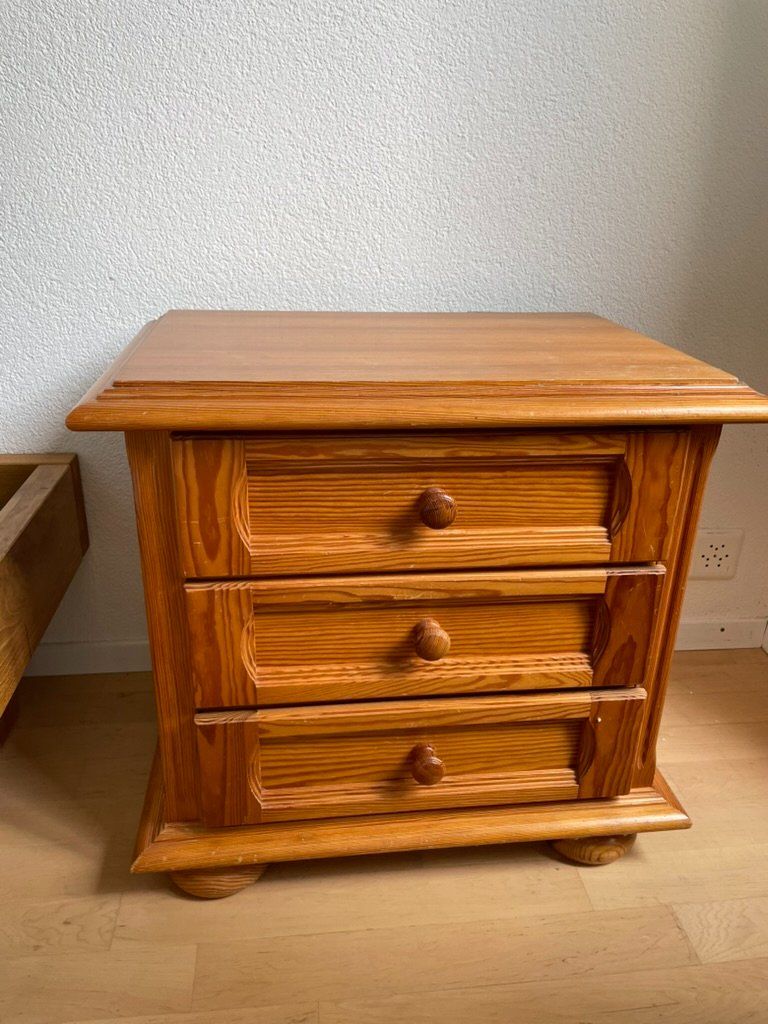 Comodini: Nachttisch Kiefer massiv 3 Schubladen – Usato da Bern venduto da Papaswoodshop