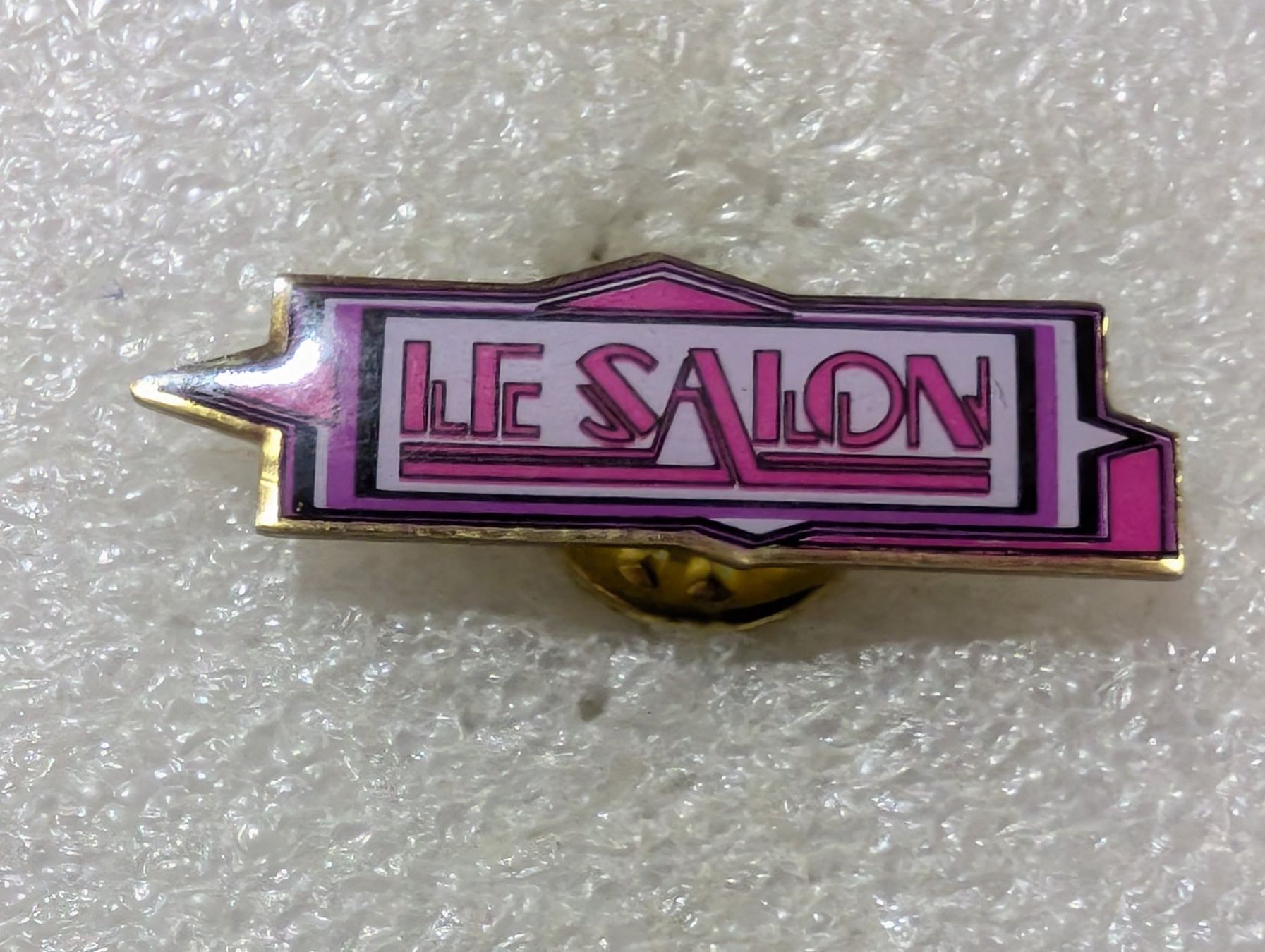 Plaketten & Abzeichen: Ansteckpin 107: Le Salon – Gebraucht aus Oppligen von Pin-Fall-Shop
