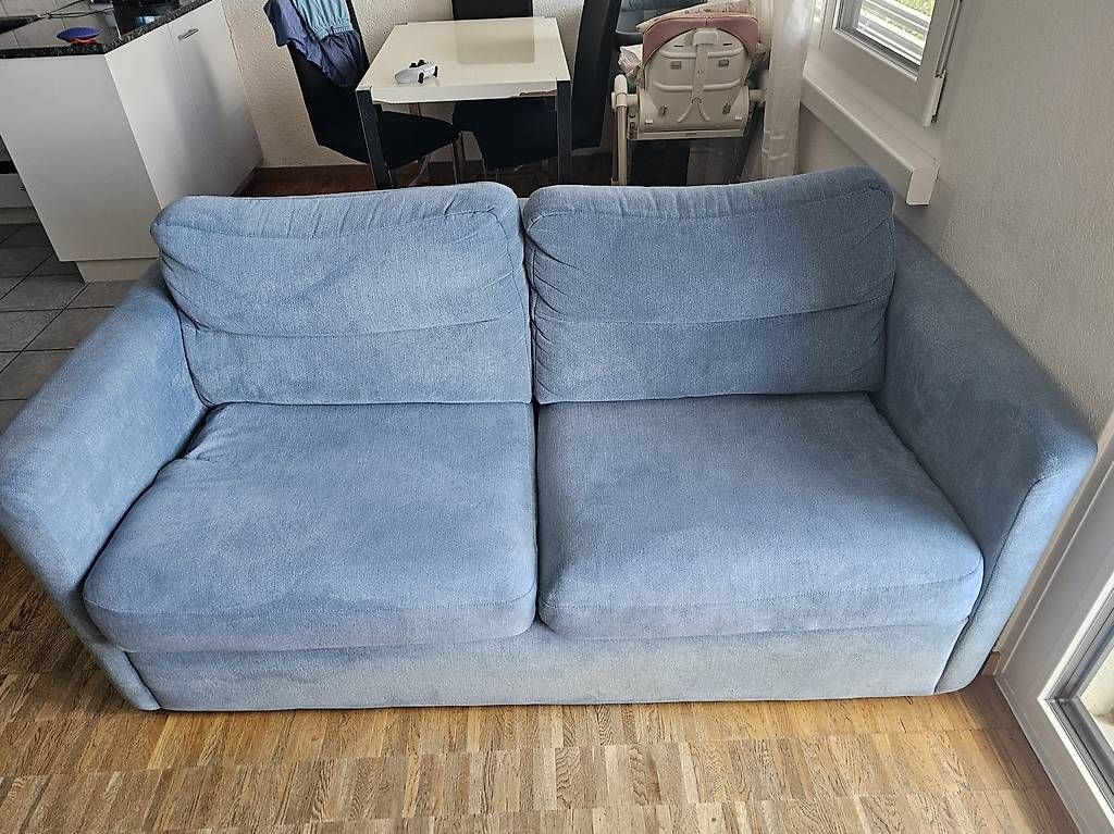 Divani: Bequemes Schlafsofa (2-Sitzer) in Hellblau – Usato da Meilen venduto da UtenteVittorio