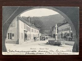 MÔTIERS (VAL-DE-TRAVERS) Grand' Rue, animée, fontaine