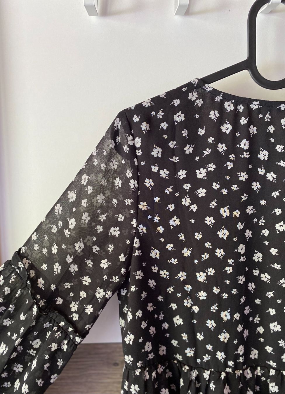 H&M Kleider: Robe fleurie noire - H&M – Gebraucht aus Rochefort von Audrey.Maire 4
