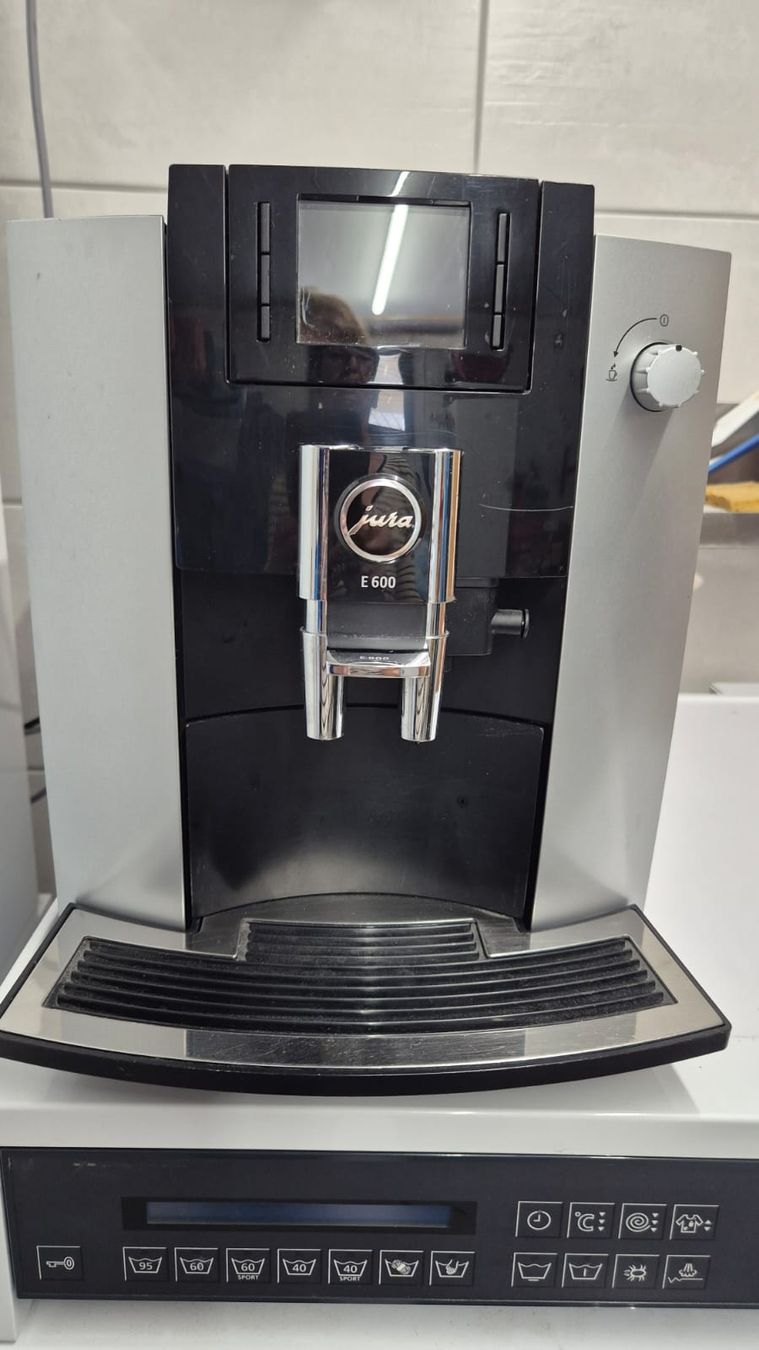 Jura Kaffeemaschinen & Espressomaschinen: Machine a café JURA E600 – Gebraucht aus Berlens von ETE68