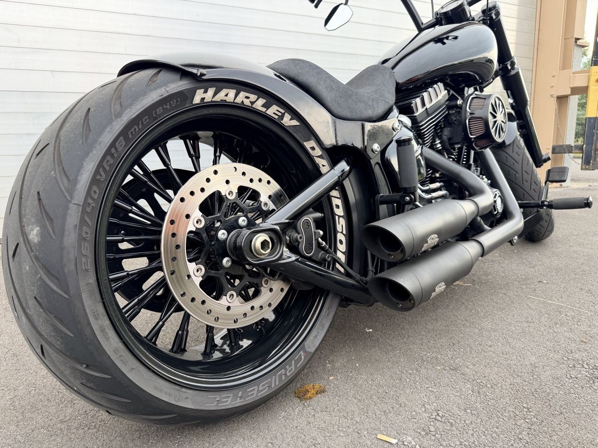 Harley-Davidson Cruisers: Harley-Davidson Breakout black BEAST – D'occasion à Hochdorf par K.Kari