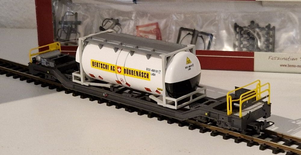 RhB Tragwagen Sb-v 7726 mit Bertschi Tankpritsche, Bemo HOm 3