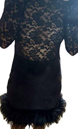 Robe noire dentelle et plumes - Glamour d'hiver, taille M