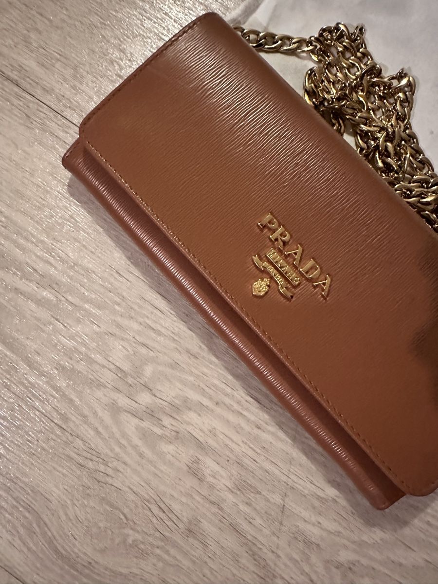 Prada Altro in  Abbigliamento & Accessori: Prada borsa a tracolla in pelle marrone con catena – Usato da Niedergösgen venduto da ani_bq8w 1
