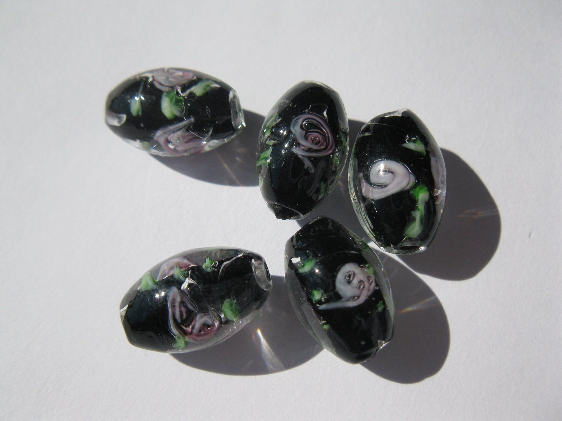 Perle (finte): 10 Glasperlen oval schwarz mit Blume 15mm – Nuovo e nell'imballaggio originale da St. Margarethen TG venduto da LuanaKa 1