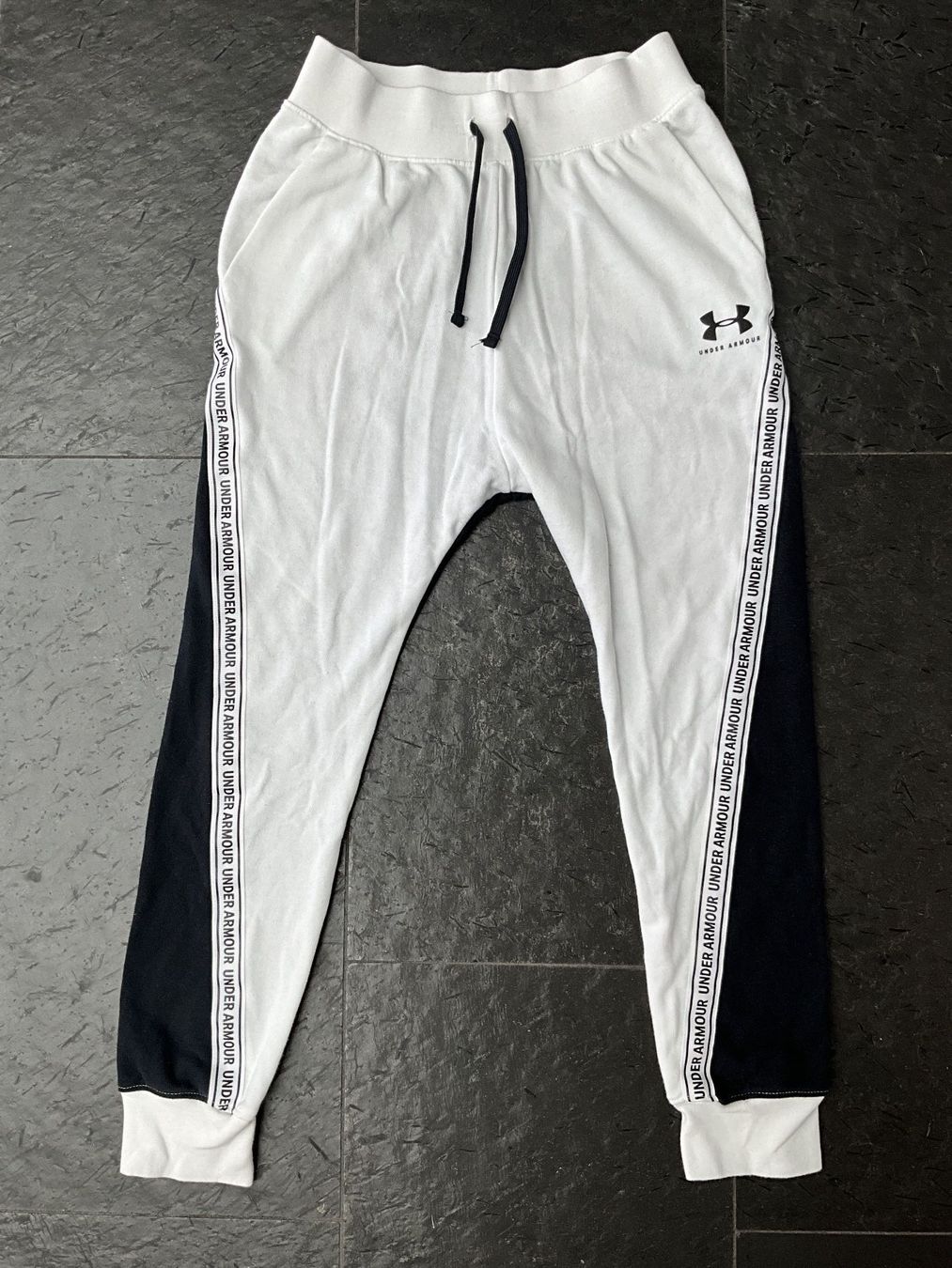 Hosen: Trainerhose, UNDER ARMOUR, Mädchen (ca. 10-12) – Gebraucht aus Stäfa von Rbeerli0