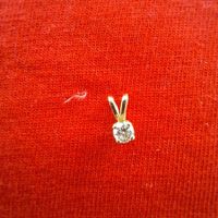 Kleiner Goldanhänger mit Diamant