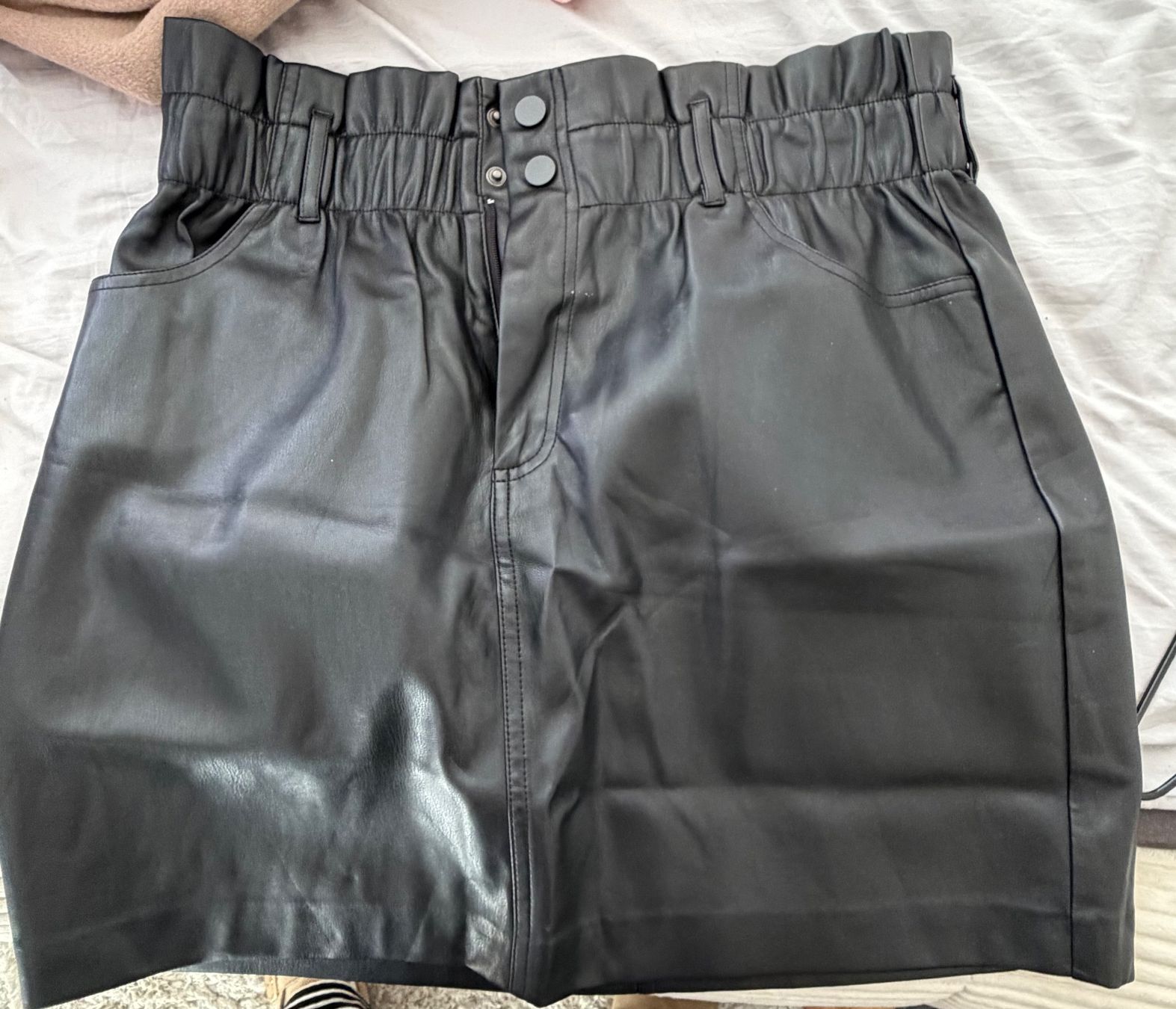 Only Jupes: Minirock Kunstleder schwarz elastischer Bund – D'occasion à Reinach AG par dar_92ss