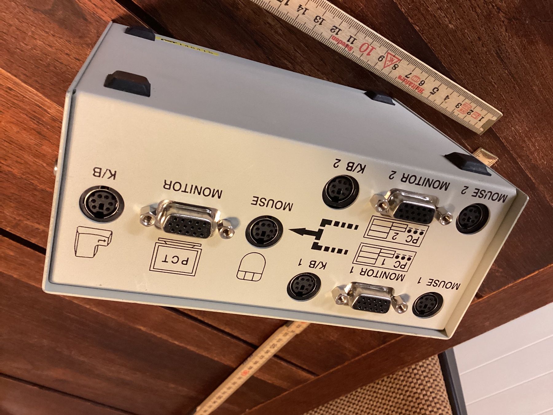 Interruttori: PC Controller Schaltkasten 15x13x6,5cm KVM Switch Erbschaft – Usato da Bütschwil venduto da sru2005