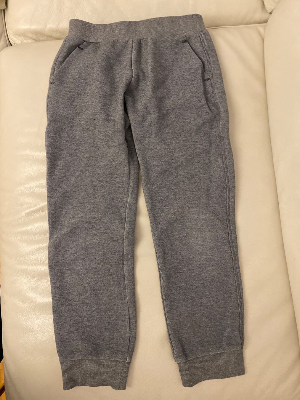 Pantaloni: 2 Pantalons jogging CMP et CONVERSE t. 128 – Usato da Genève venduto da Fencer3_914 1