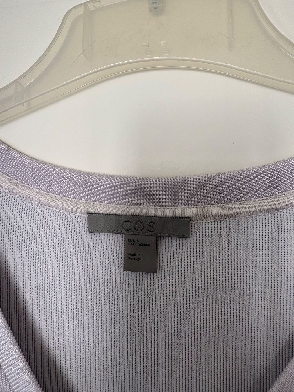 Cos T-shirt: COS T shirt v neck size S – Usato da Muzzano venduto da Sidney_3 1