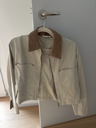 Uniqlo Jacke beigefarben mit Kontrastkragen Grösse S